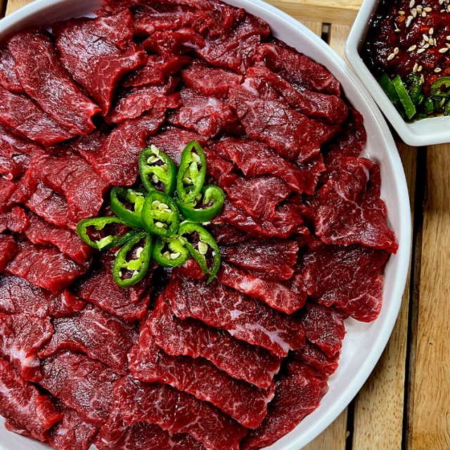 당일도축분/ 쫀득!! 찰기 넘치는 한우뭉티기 250g (양념장 증정)